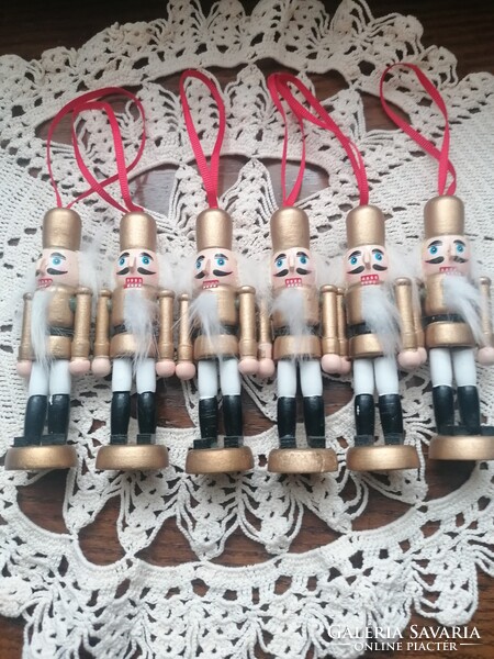 Diótörő karácsonyfadísz. 6 db fa katona figura arany színben.