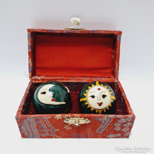 Chi-kung, Csikung golyók tűzzománc díszítéssel, nap és hold mintával