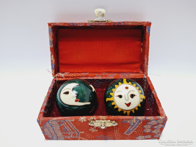 Chi-kung, Csikung golyók tűzzománc díszítéssel, nap és hold mintával