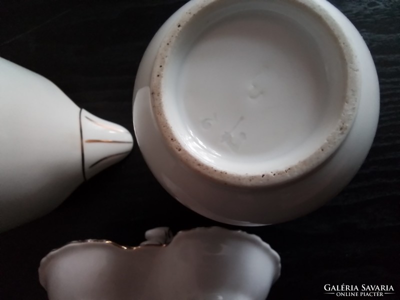 Zsolnay  sótartó, kiöntő, pajzsos teáscsészék, Elbógeni kávéházi kiöntő, Alföldi szószos  egyben.