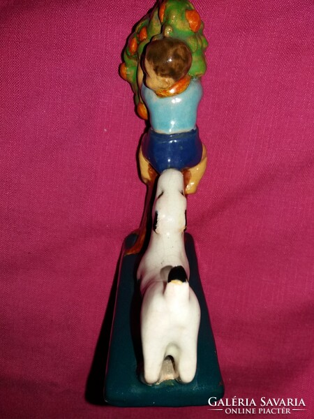 Vidám hangulatú BÉGÉBÉ Berkovits Anna festett mázas kerámia figura Frakkot elkapó kutya 18 x 14 cm