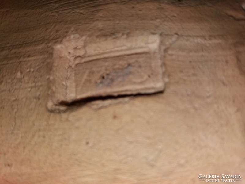 Vidám hangulatú BÉGÉBÉ Berkovits Anna festett mázas kerámia figura Frakkot elkapó kutya 18 x 14 cm