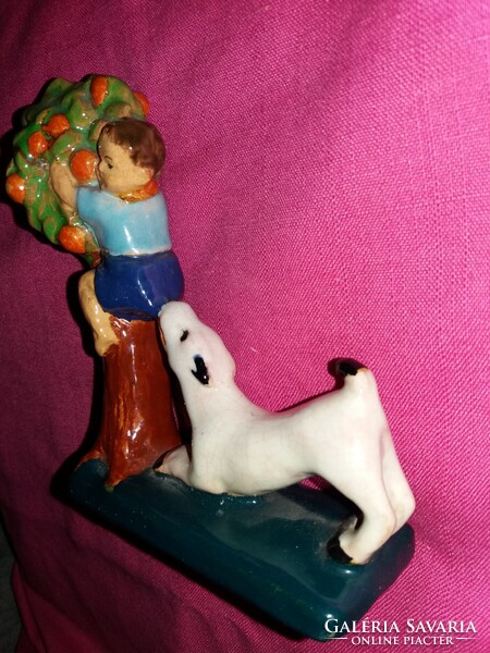 Vidám hangulatú BÉGÉBÉ Berkovits Anna festett mázas kerámia figura Frakkot elkapó kutya 18 x 14 cm
