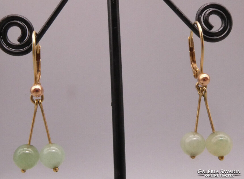 Jade gömbökkel modern arany fülbevaló