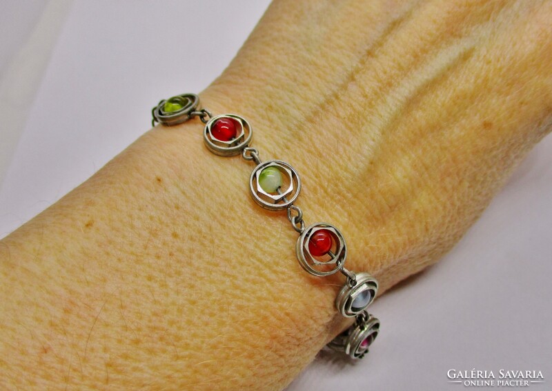 Nagyon szép kézműves karkötő színes kövekkel jelzett