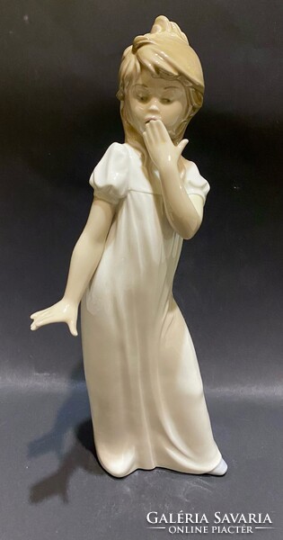 Lladro Nao Porcelán Ásító kislány