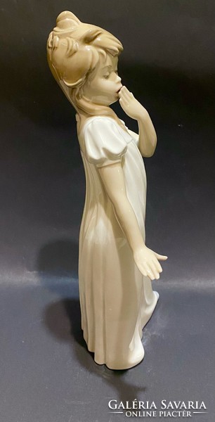 Lladro Nao Porcelán Ásító kislány
