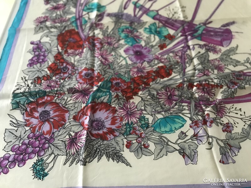 Selyemkendő virágcsokorral és vadászkürtökkel, 85 x 82 cm