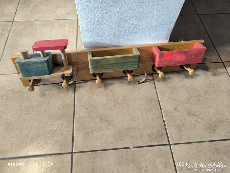 Retro fa gyerek fogas eladó! Falra akasztható Vonatos fogas, óvodás fogas eladó!