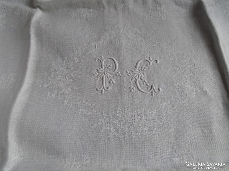 Antik, monogramos damaszt terítő 69 x 78 cm.