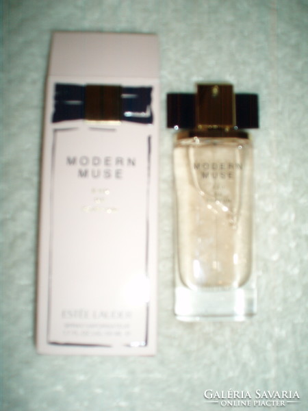Modern MUSE ESTÉE LAUDER 50 ml parfüm dobozában