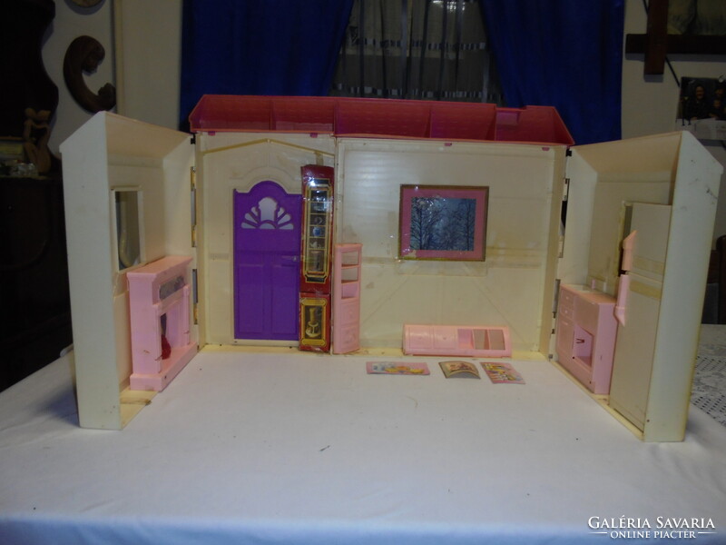 Szétnyitható babaház, Barbie ház bútorokkal