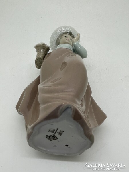 Lladro Nao kalapos sétáló kislány virág csokorral out for a stroll 17.5cm