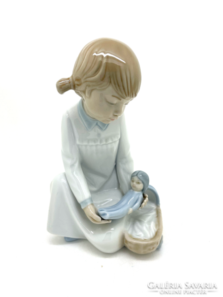 Lladro Nao kislány hálóingben játékbabával 16cm