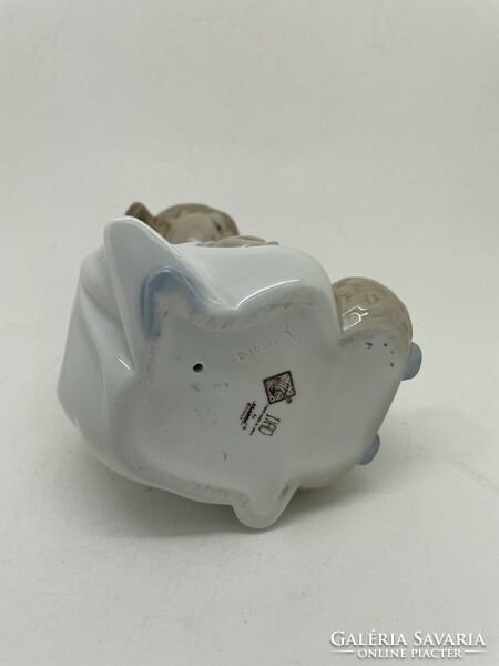 Lladro Nao kislány hálóingben játékbabával 16cm