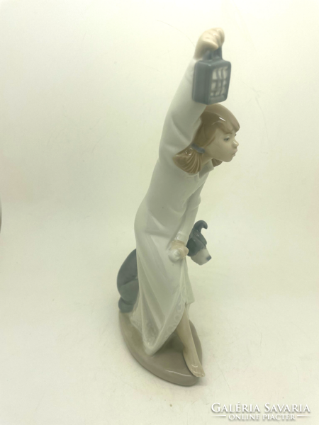 Lladro Nao kislány hálóingben lámpással és kutyával 21.5cm