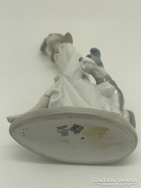 Lladro Nao kislány hálóingben lámpással és kutyával 21.5cm
