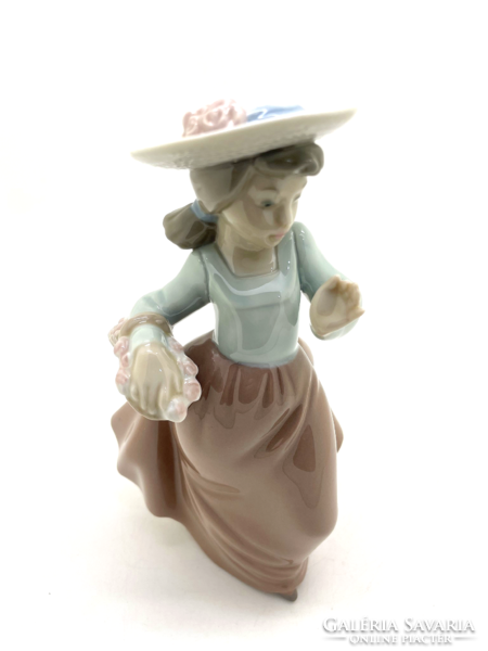 Lladro Nao kalapos sétáló kislány virág csokorral out for a stroll 17.5cm