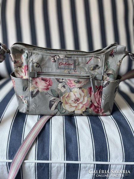 Nagyon nőies Cath Kidston rózsás válltáska