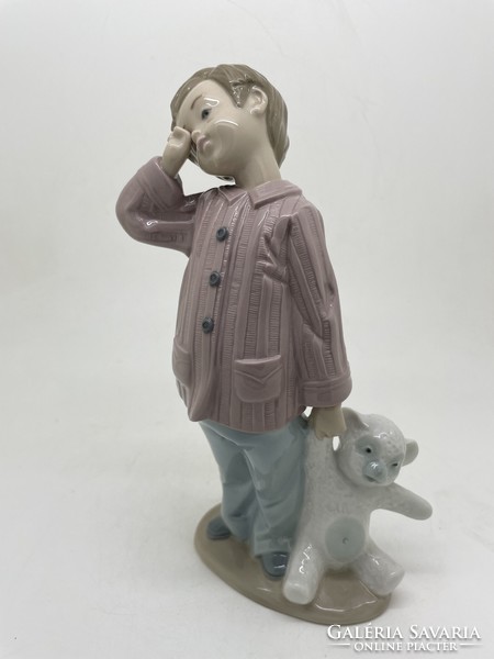 Lladro Nao álmos kisfiú játékmacival 18cm Sleepy Head