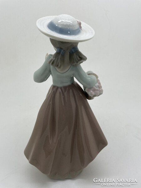 Lladro Nao kalapos sétáló kislány virág csokorral out for a stroll 17.5cm