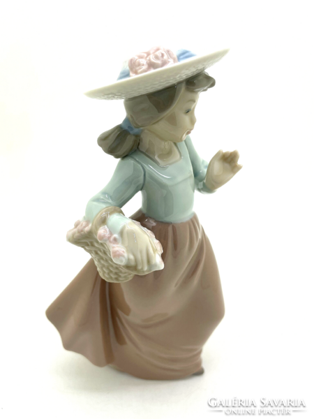 Lladro Nao kalapos sétáló kislány virág csokorral out for a stroll 17.5cm