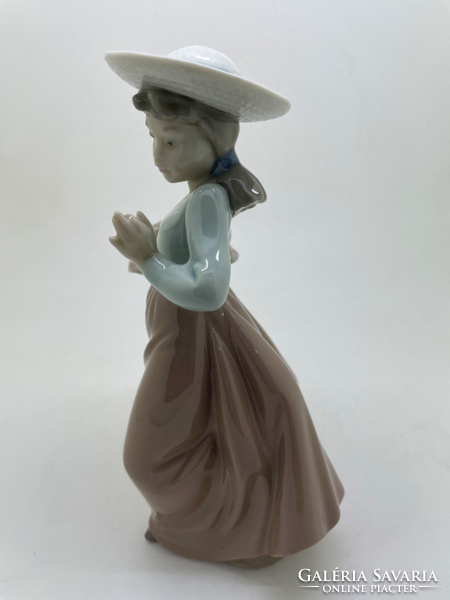 Lladro Nao kalapos sétáló kislány virág csokorral out for a stroll 17.5cm