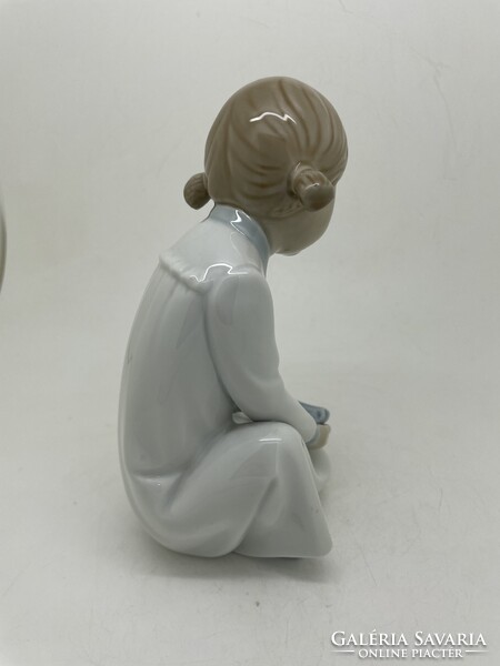 Lladro Nao kislány hálóingben játékbabával 16cm