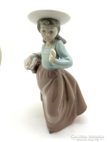 Lladro Nao kalapos sétáló kislány virág csokorral out for a stroll 17.5cm