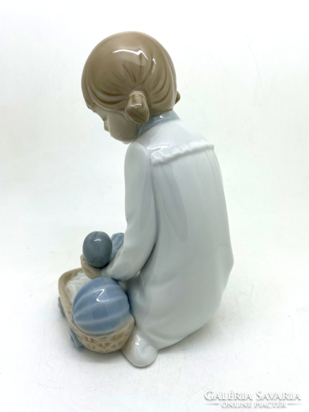 Lladro Nao kislány hálóingben játékbabával 16cm