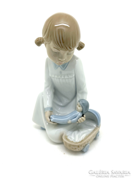 Lladro Nao kislány hálóingben játékbabával 16cm