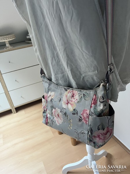 Nagyon nőies Cath Kidston rózsás válltáska