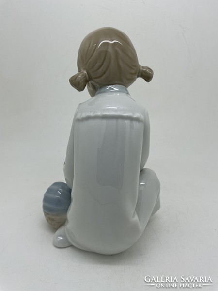 Lladro Nao kislány hálóingben játékbabával 16cm