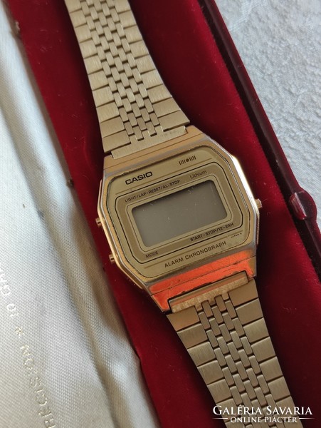Retro állítható fémszíjas unisex arany színű ikonikus CASIO kvarcóra