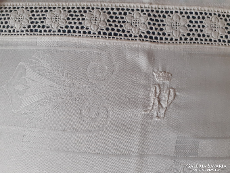 Gyönyörű koronás, monogramos, azsúros damaszt párnahuzat.