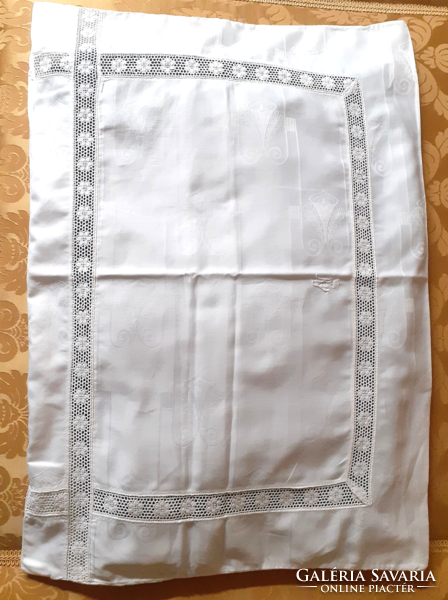 Gyönyörű koronás, monogramos, azsúros damaszt párnahuzat.