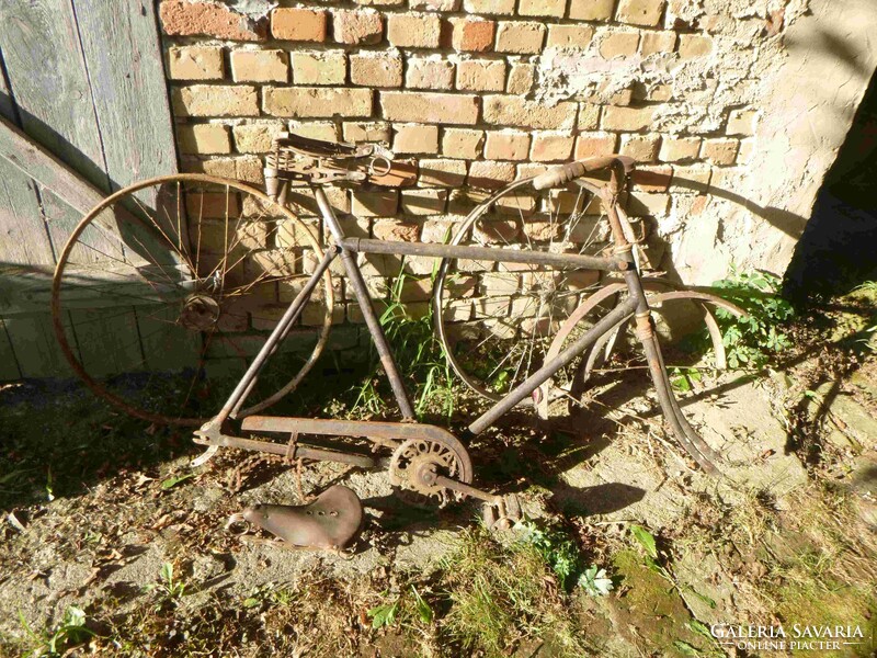 Régi kerékpárok, biciklivázak sok alkatrészekkel