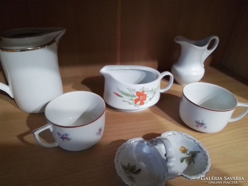 Zsolnay  sótartó, kiöntő, pajzsos teáscsészék, Elbógeni kávéházi kiöntő, Alföldi szószos  egyben.