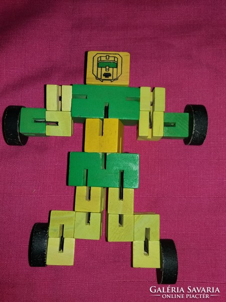 Érdekes fából készült TRANSFORMERS figura rengeteg variációs lehetőség, szép állapot a képek szerint