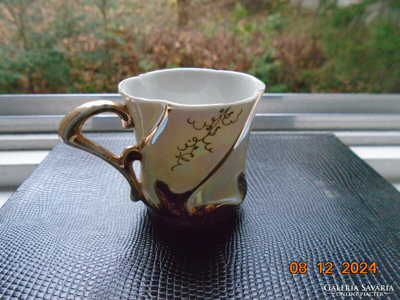 1901 Szecessziós,architekturális ,eozin mázas, arany mintás kávés csésze lila virágokkkal