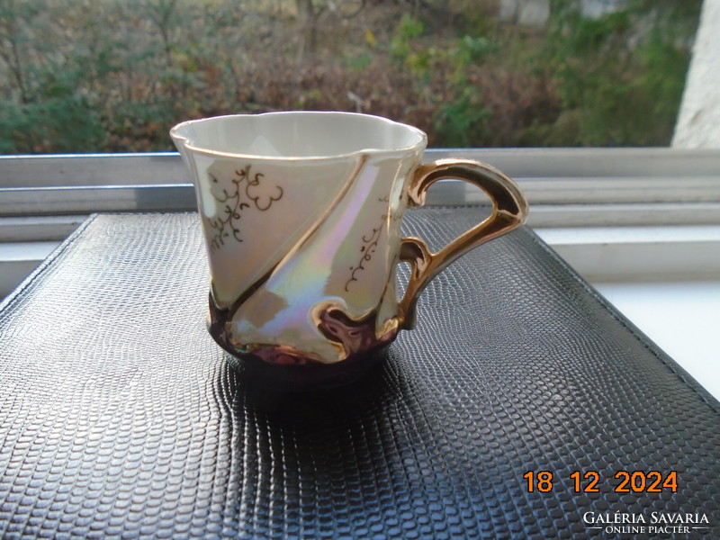 1901 Szecessziós,architekturális ,eozin mázas, arany mintás kávés csésze lila virágokkkal