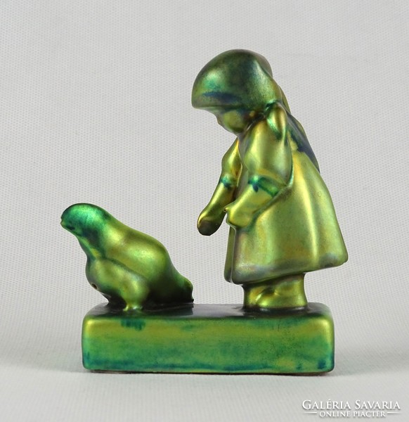 1U147 Eozin zsolnay porcelán tyúkot etető lány