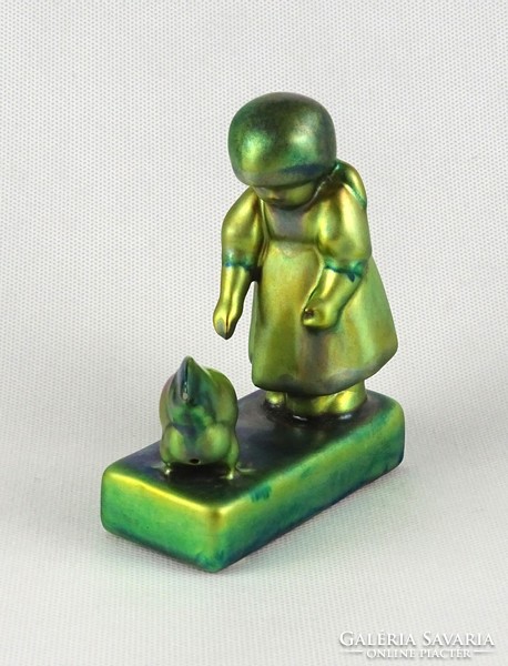 1U147 Eozin zsolnay porcelán tyúkot etető lány