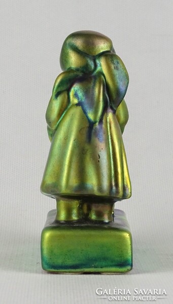 1U147 Eozin zsolnay porcelán tyúkot etető lány