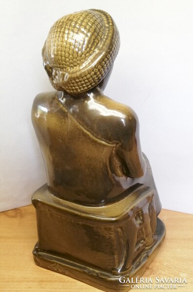Gudea, a Mezopotámiai Lagash hercege. Ülő alakos kerámia szobor. Jelzett