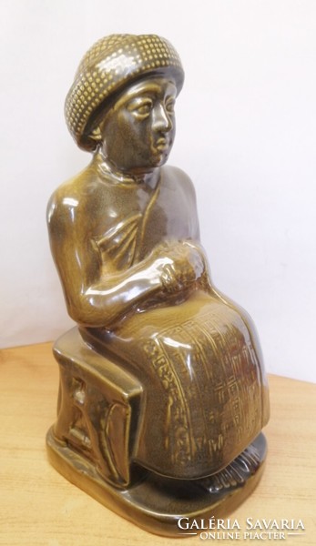 Gudea, a Mezopotámiai Lagash hercege. Ülő alakos kerámia szobor. Jelzett