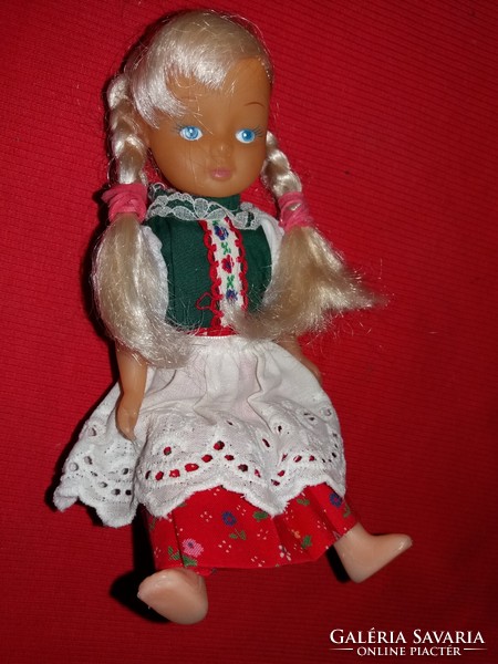 Antik népviseletes baba nagyon szép állapotban feje gumi teste kemény műanyag 18 cm képek szerint