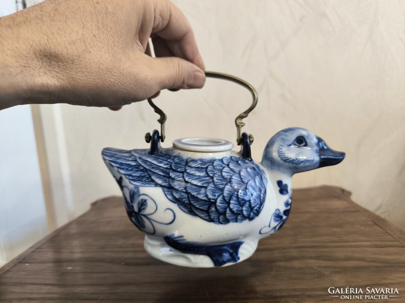 Régi Keleti figurális porcelán kancsó réz füllel . Kacsa kancsó réz füllel