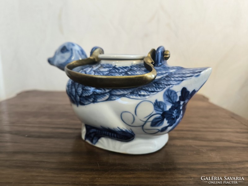 Régi Keleti figurális porcelán kancsó réz füllel . Kacsa kancsó réz füllel