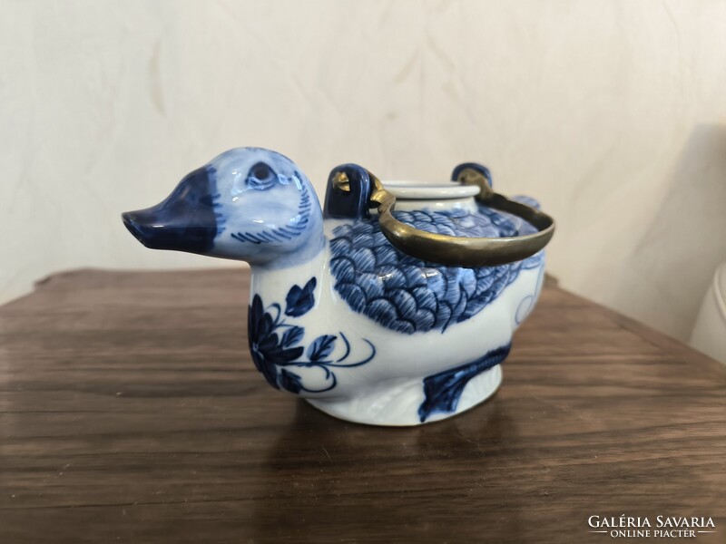 Régi Keleti figurális porcelán kancsó réz füllel . Kacsa kancsó réz füllel